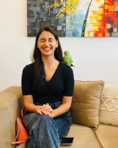 Nikita Dutta Instagram - In my scream’s defence, that squawk by him was unexpected.
🤭🤭
Eventually I did manage to make friends with him.
😬🦜
#SundayThings #ParrotTalks
