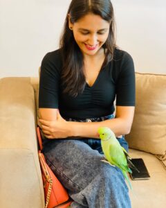 Nikita Dutta Instagram - In my scream’s defence, that squawk by him was unexpected.
🤭🤭
Eventually I did manage to make friends with him.
😬🦜
#SundayThings #ParrotTalks