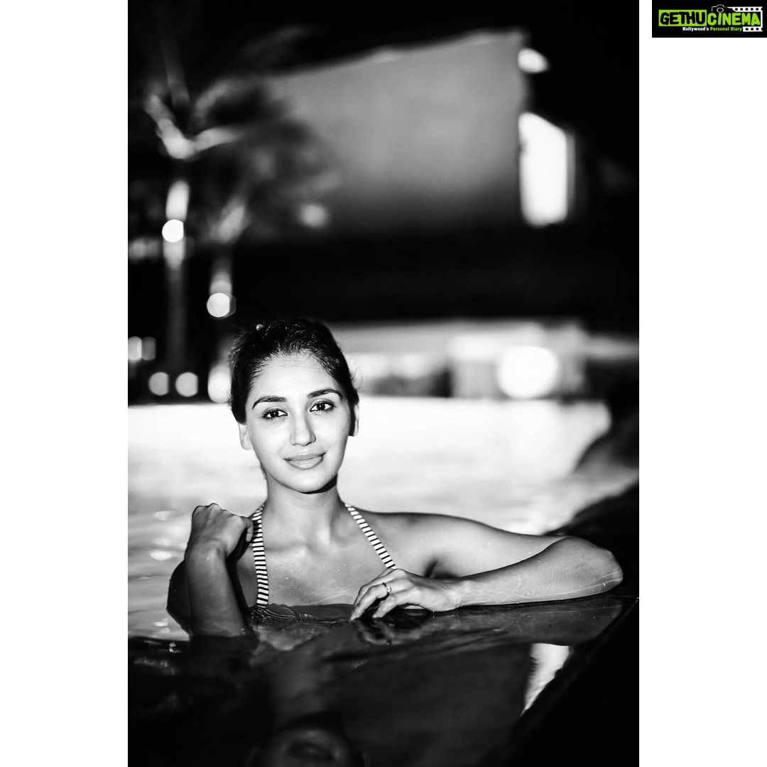 Nikita Dutta Instagram - Where is the rewind button? . 🧜♀️🧜♀️. . #TakeUsAllBack ⏮