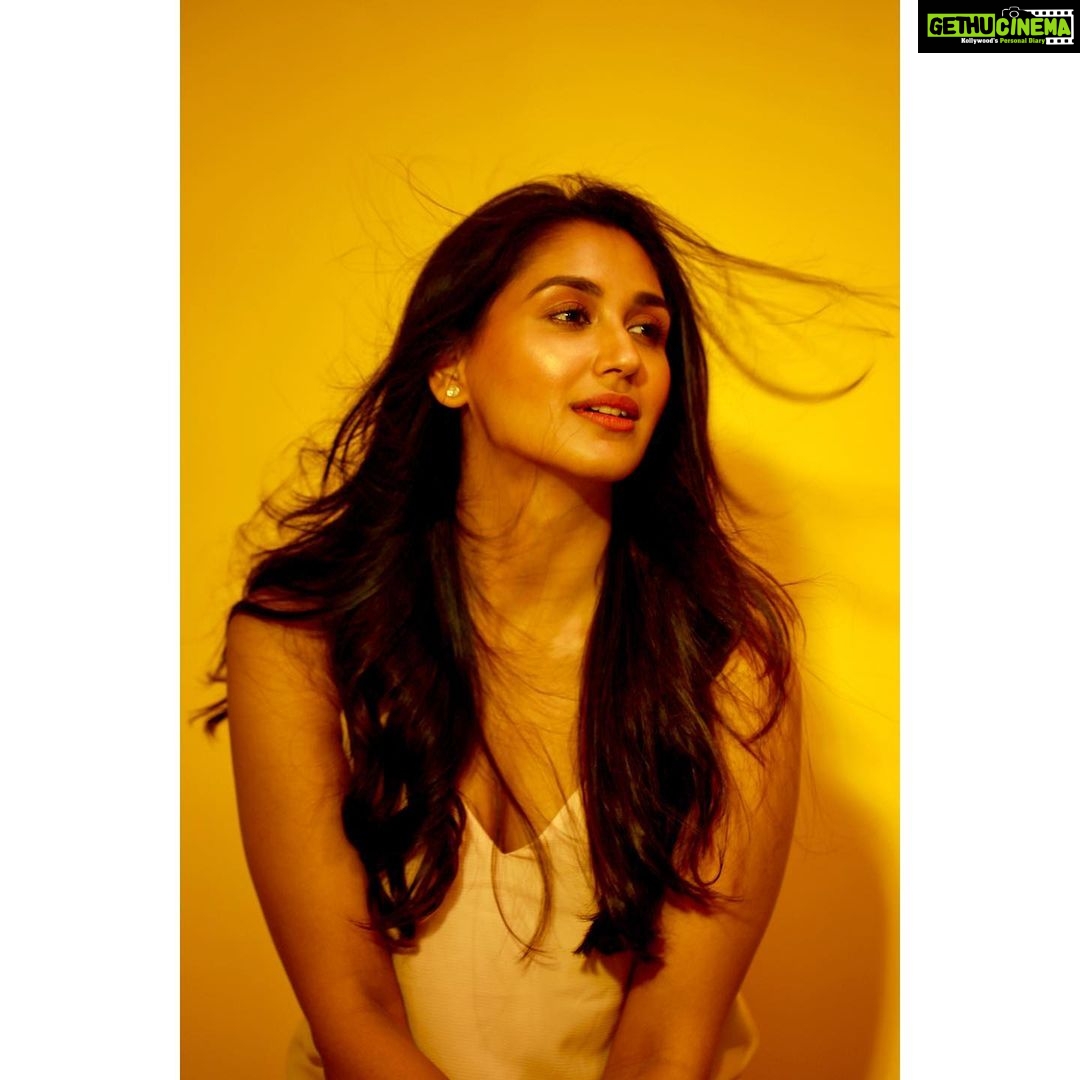 Nikita Dutta Instagram - 🌞🌞 . . 📸: @nirali.11 HMU: @shibu_shimmer