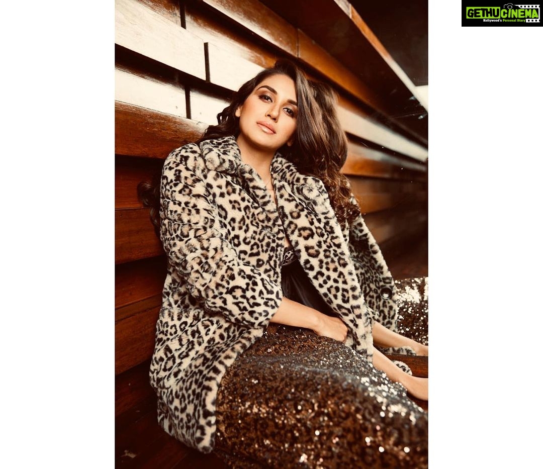 Nikita Dutta Instagram - π«π€π€ . Just a picture. Nothing to do with gyan on end of the year/new year. .. πΈ : @karan_sarnaik Styled by: @himadangwal HMU: @makeup_book_by_preity Outfit: @marksandspencerindia Accessories: @caratcrush Location: @escobarmumbai Escobar -Tapas Bar