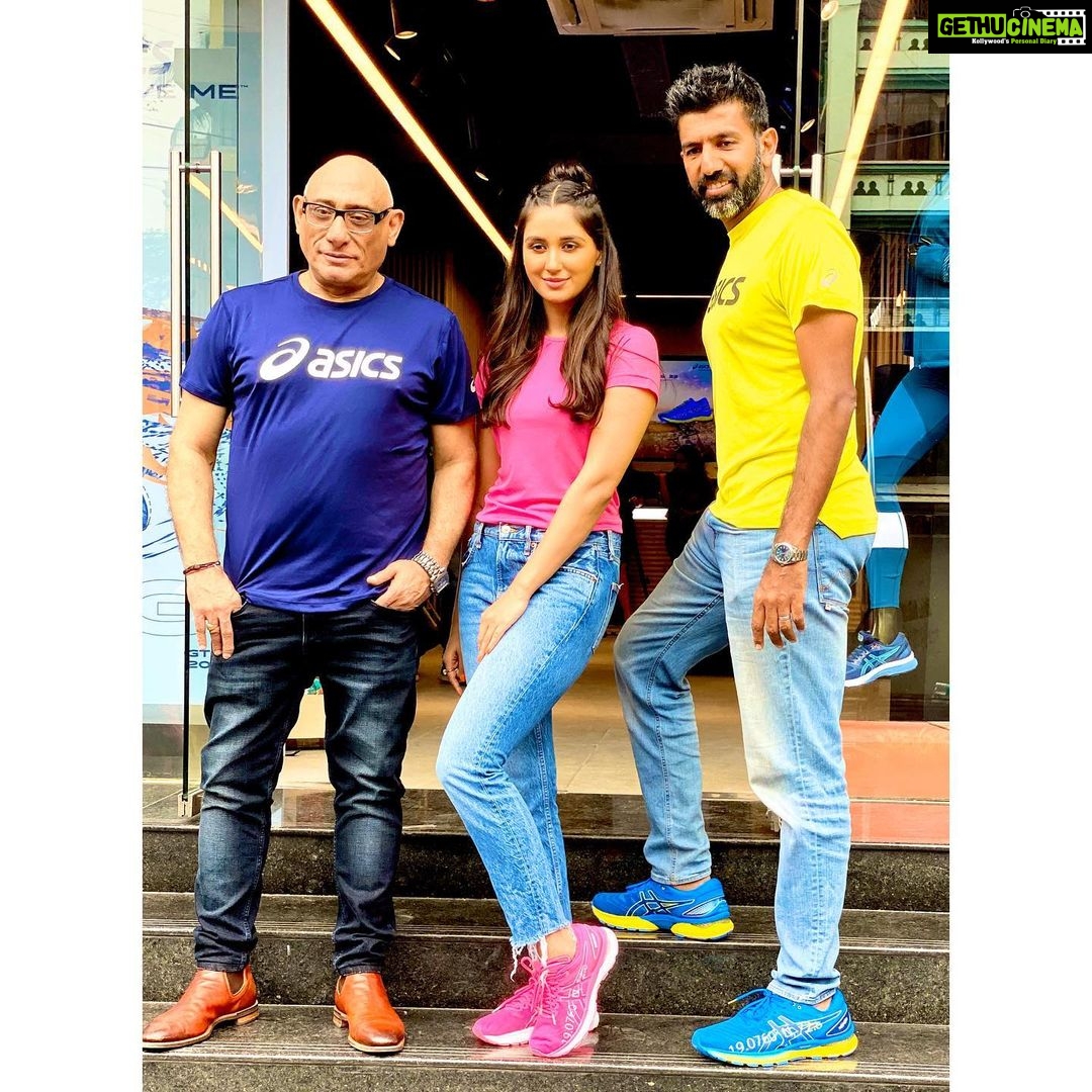 Nikita Dutta Instagram - Run long, Run light and Run bright!. . . The #TataMumbaiMarathon limited edition of the ASICS Gel-Nimbus 22 is here!. . @asicsindia @rohanbopanna0403 #ASICS #asicsindia #GelNimbus22 #IMoveMe #TataMumbaiMarathon Asics Linking Road