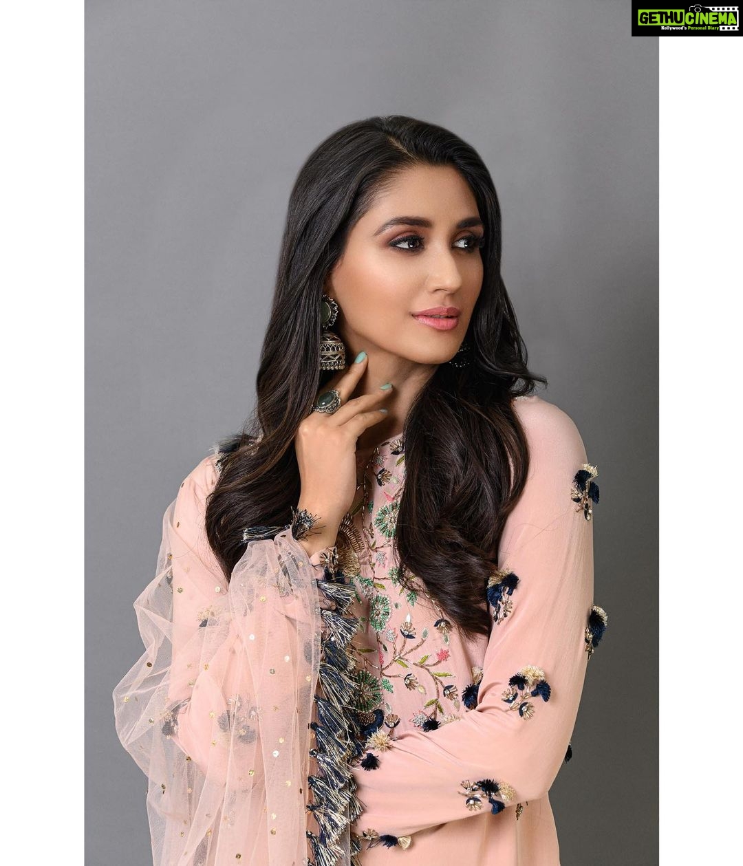 Nikita Dutta Instagram - 🎆 . Styled by: @jaferalimunshi Outfit: @payalsinghal HMU: @shibu_shimmer Shot by: @ashwin.mahajan_ .. #AboutLastNight #Diwali2019