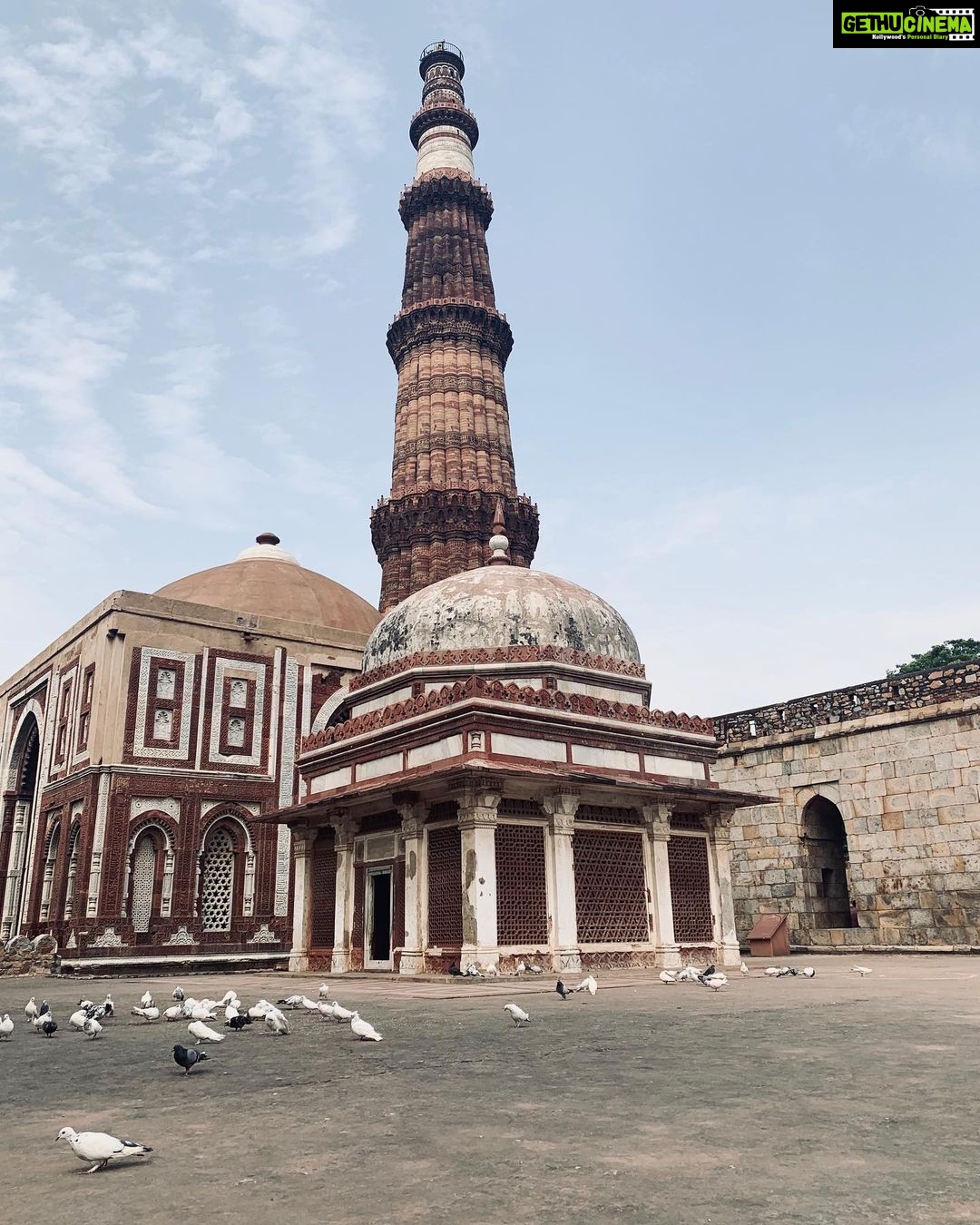 Nikita Dutta Instagram - Some days I like taking pride in my random photography skills. 🤓🦄✌️. Also how pretty are you Delhi? . . #QutubMinar #SheeshGumbad #LodhiGardens Qutub Minar