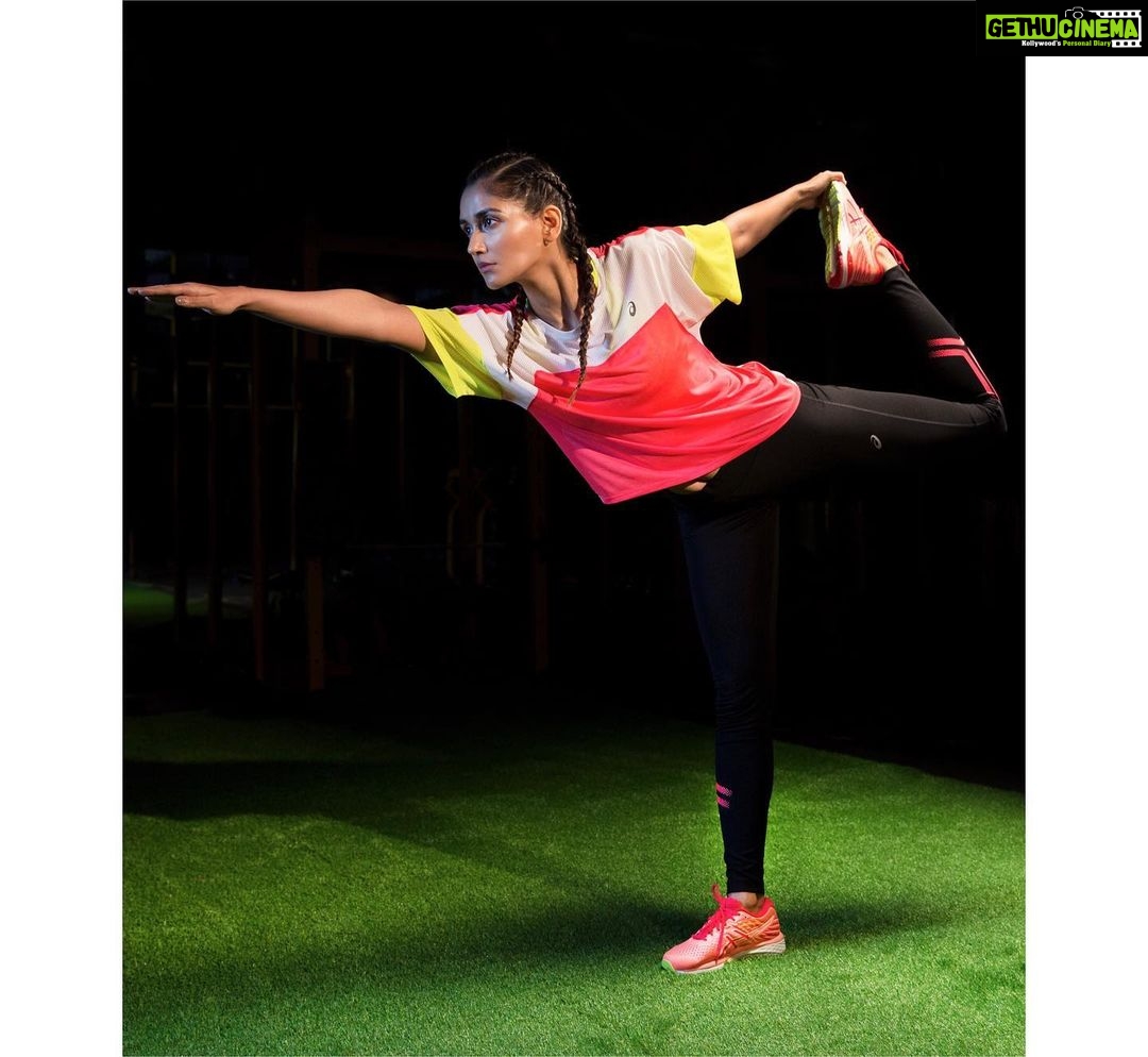 Nikita Dutta Instagram - Keep calm and stretch 👟 #GelCumulus21 #ASICS #ASICSIN #IMoveMe #WinTheLongRun @asicsindia Shot by @kirtivirmani8