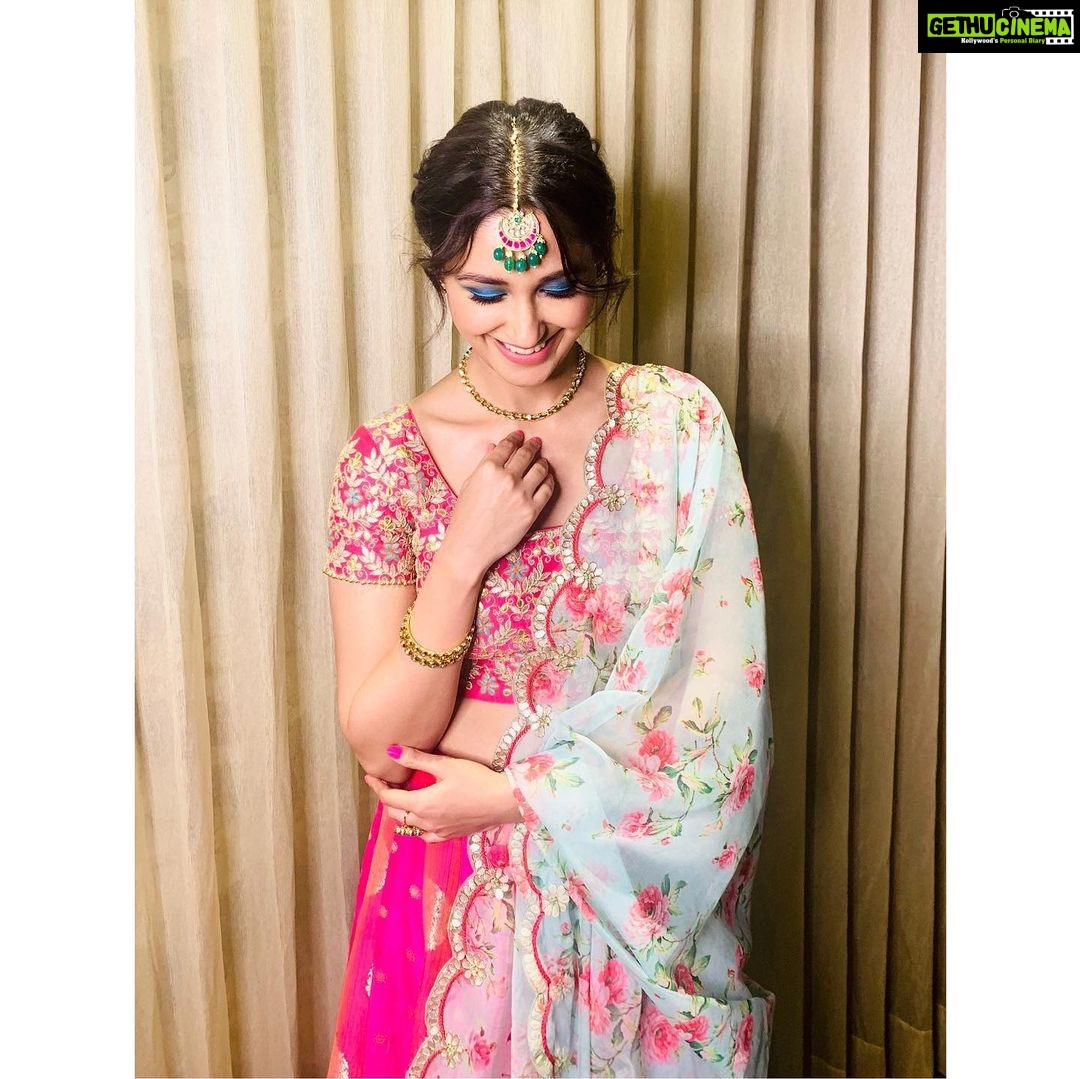 Nikita Dutta Instagram - 🌷 Styled by @jaferalimunshi HMU by @nidhiagarwalmua Outfit by @bon.bibi #AboutLastNight #Navratri Bikaner