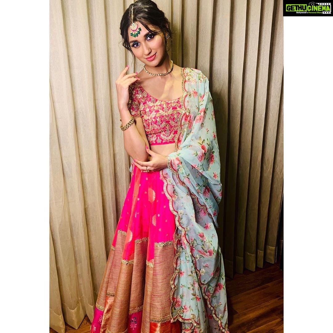 Nikita Dutta Instagram - Shubh Navratri ✨ 🙏 Styled by @jaferalimunshi HMU by @nidhiagarwalmua Outfit by @bon.bibi #AboutLastNight #Navratri Bikaner