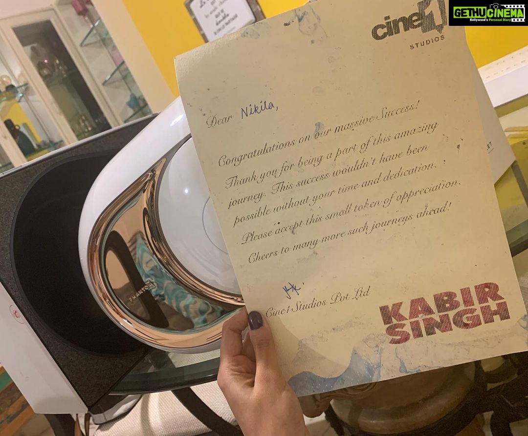 Nikita Dutta Instagram - Thank you for such a sweet gesture. Itโs truly been a pleasure and blessing to work with you guys. ๐๐โค๏ธ @cine1studios @muradkhetani @ashwinvarde @filmykothari @naina_jhanjee #KabirSingh #JiaSharma