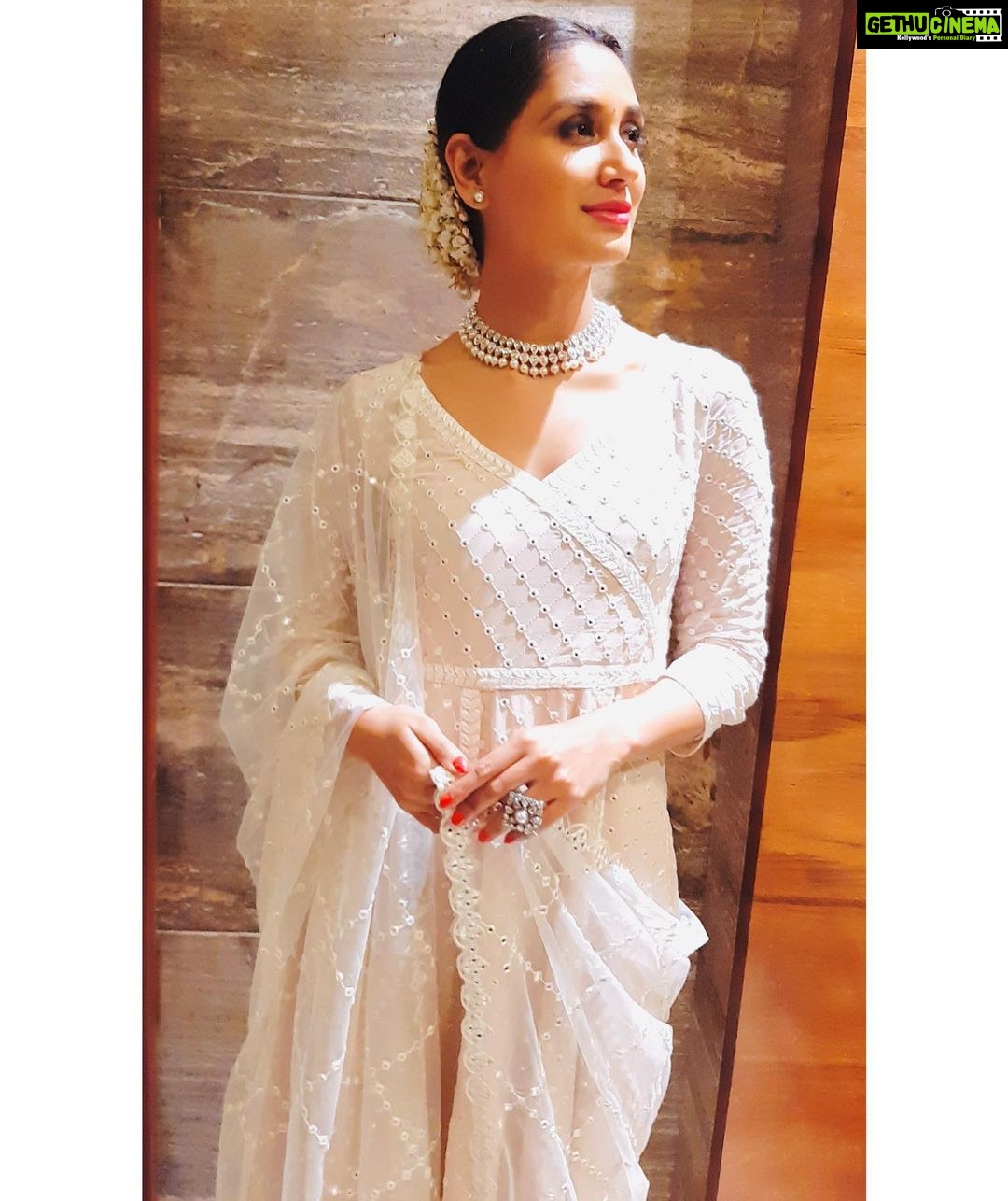 Nikita Dutta Instagram - Overwhelmed with all the love last night at the Dahi handi utsav. 😇🙏. . Styled by @jaferalimunshi Outfit by @bypriyadixit HMU @shibu_shimmer Managed by @exceedentertainment Kothrud, Pune