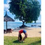 Nikita Dutta Instagram - एकदम cliche हैं हम 🦄🏝 #BackBends #MustNotLeaveAnySpot