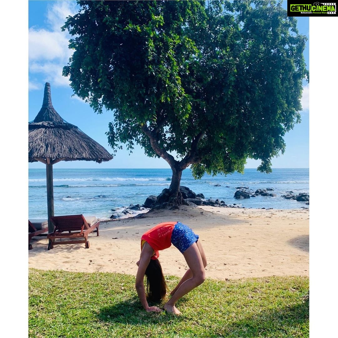 Nikita Dutta Instagram - एकदम cliche हैं हम 🦄🏝 #BackBends #MustNotLeaveAnySpot