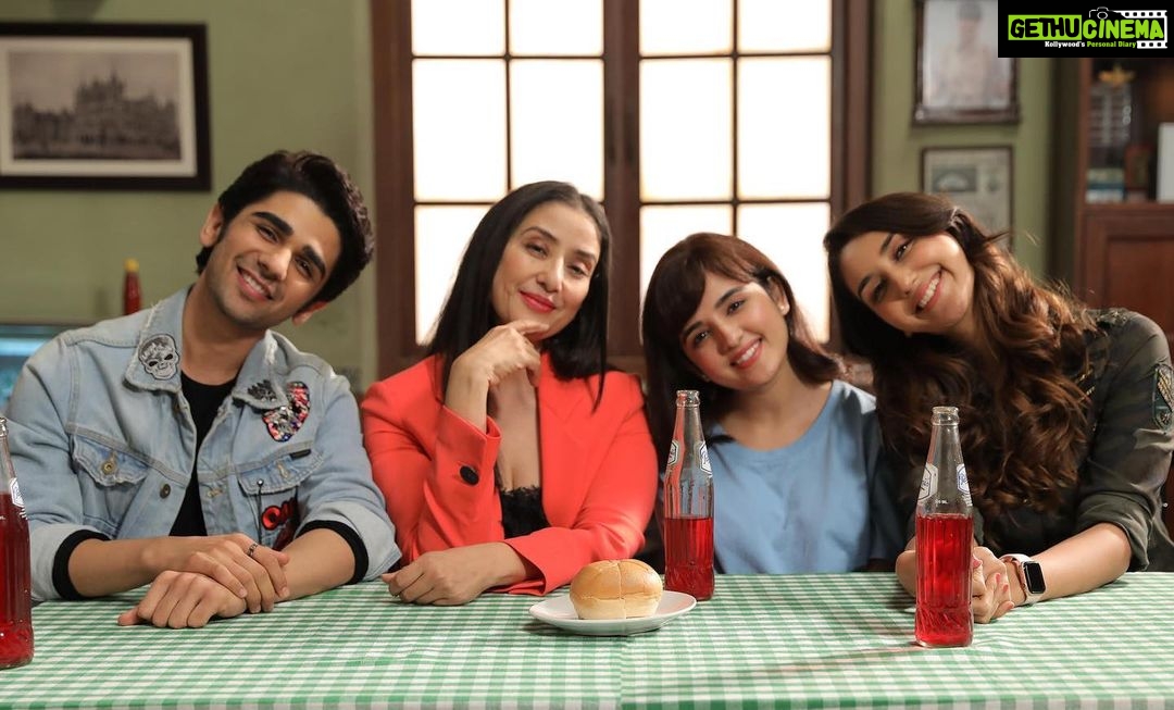 Nikita Dutta Instagram - With some butter and some love, here we are! Sharing with you all the cast of our film #Maska coming soon on @netflix_in @pritkamani @shirleysetia @m_koirala ❤️❤️ Directed by @neerajudhwani produced by @mutant_india #NetflixIndia
