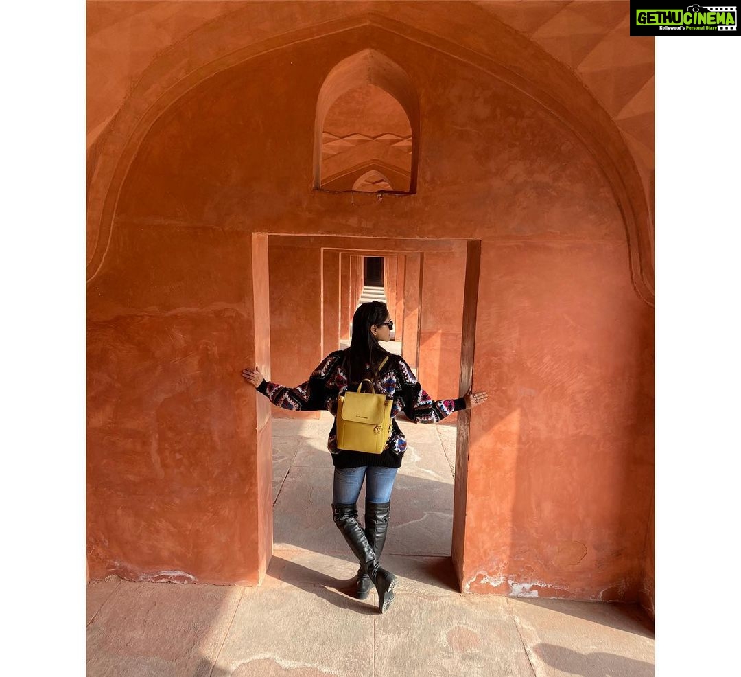 Nikita Dutta Instagram - Semi-Cool. Rather trying to be. 🦄✌️ #TheTajMahal Taj Mahal, Agra City