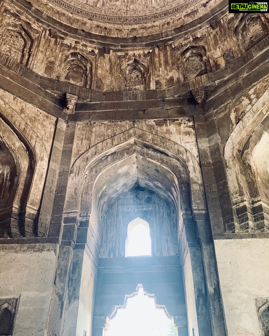 Nikita Dutta Instagram - Some days I like taking pride in my random photography skills. 🤓🦄✌️. Also how pretty are you Delhi? . . #QutubMinar #SheeshGumbad #LodhiGardens Qutub Minar