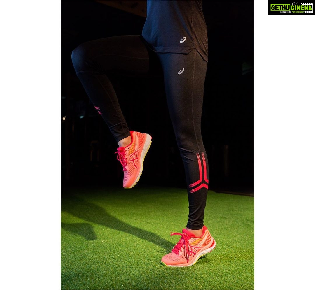 Nikita Dutta Instagram - Keep calm and stretch 👟 #GelCumulus21 #ASICS #ASICSIN #IMoveMe #WinTheLongRun @asicsindia Shot by @kirtivirmani8