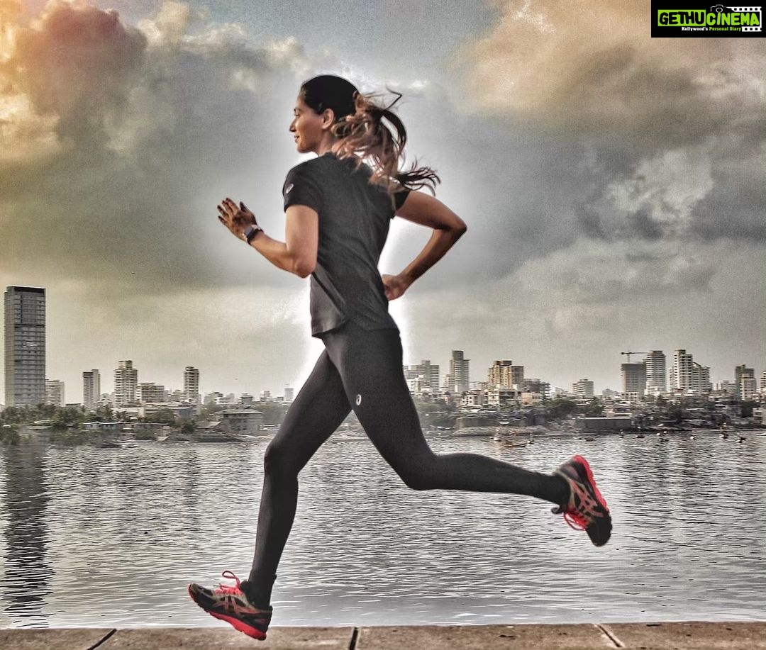Nikita Dutta Instagram - Sprint. Run. Donโt stop. They wonโt let you ๐ ๐โโ๏ธ . . . . Shop online at www.asics.com or visit the nearest ASICS Store. . #ASICS #ASICSIN #IMoveMe #Nimbus21 #MugenPack @asicsindia.