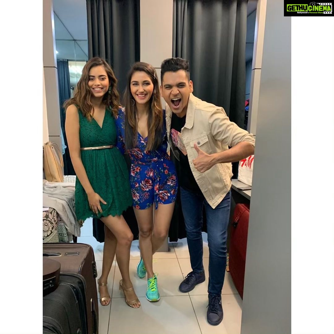 Nikita Dutta Instagram - That over enthusiastic lot this season. @priyadarshini.96 @rohit.varghese . .. #VivoIPL2019 #VivoIPLUnplugged #StarSports #Cricket Star TV, Urmi Estate