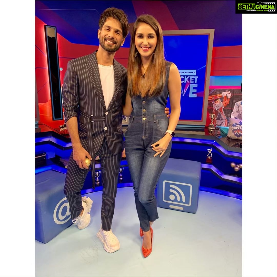 Nikita Dutta Instagram - Kabir Singh-ing on #CricketLive today with @shahidkapoor . .. #KabirSingh #VivoIPL2019 #DCvsSRH #StarSports . .. Styled by @shayal Assisted by @anmolmittal07 n @scsatabdi Outfit by @sesame_thestylestudio Jewellery by @bellofox Shoes @stevemadden Star TV, Urmi Estate