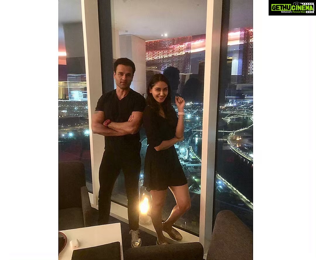 Nikita Dutta Instagram - Twinning in #BlackAndBling @rohitroy500 😎🦄 Namu