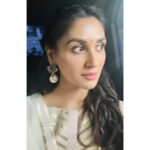 Nikita Dutta Instagram - A tiny bit of heliophilia. ☀️ ✨ HMU: @shibu_shimmer Styled by: @jaferalimunshi