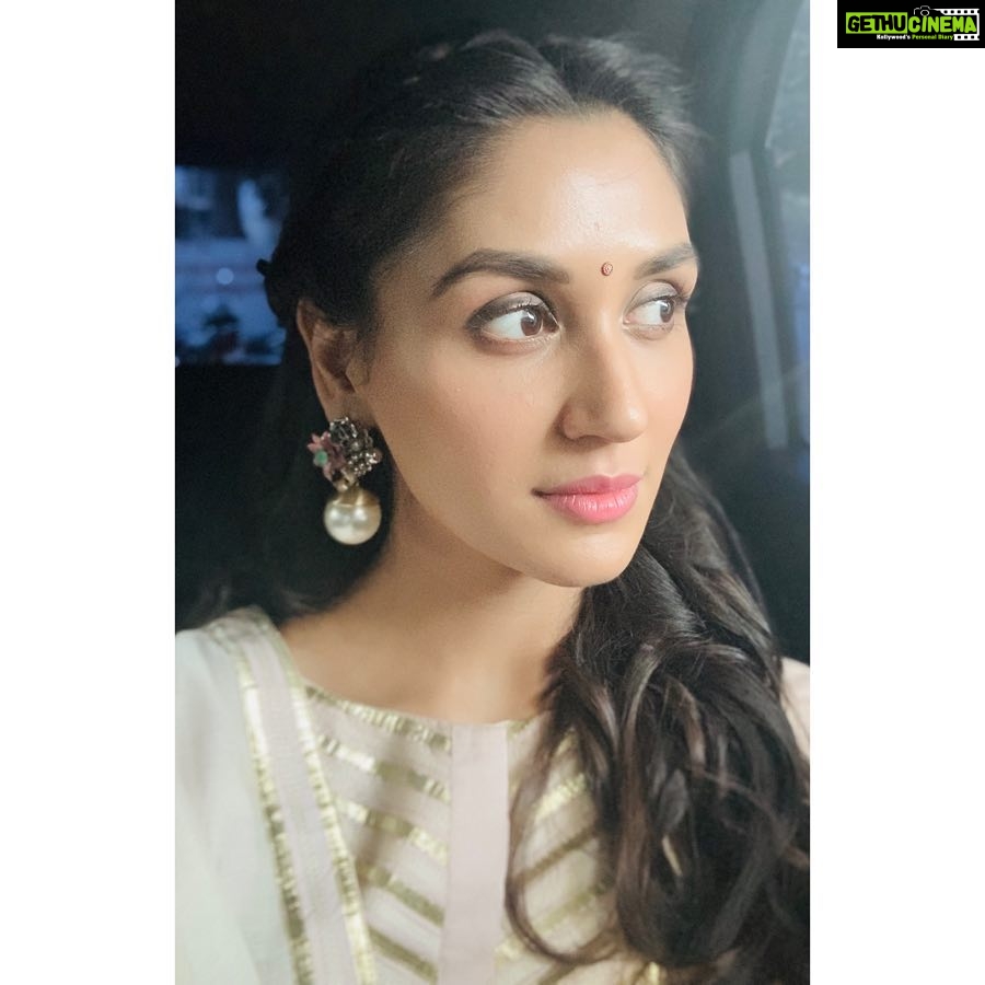 Nikita Dutta Instagram - A tiny bit of heliophilia. ☀️ ✨ HMU: @shibu_shimmer Styled by: @jaferalimunshi
