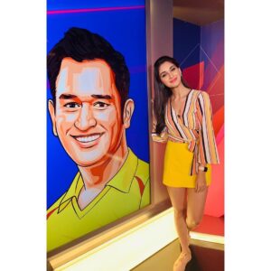 Nikita Dutta Instagram - Which team do you support? Me: I am very neutral . 🦄🦄 . Don’t miss the weekly off the field shenanigans of #VivoIPL2019 Tom morning on @starsportsindia on #VivoIPLUnplugged Top : @forever21_in Shorts : @zara Jewellery : @bellofox Styled by: @shayal Asst by: @scsatabdi & @anmolmittal07 .. #VivoIPLUnplugged #VivoIPL2019 #StarSports #Cricket Star TV, Urmi Estate