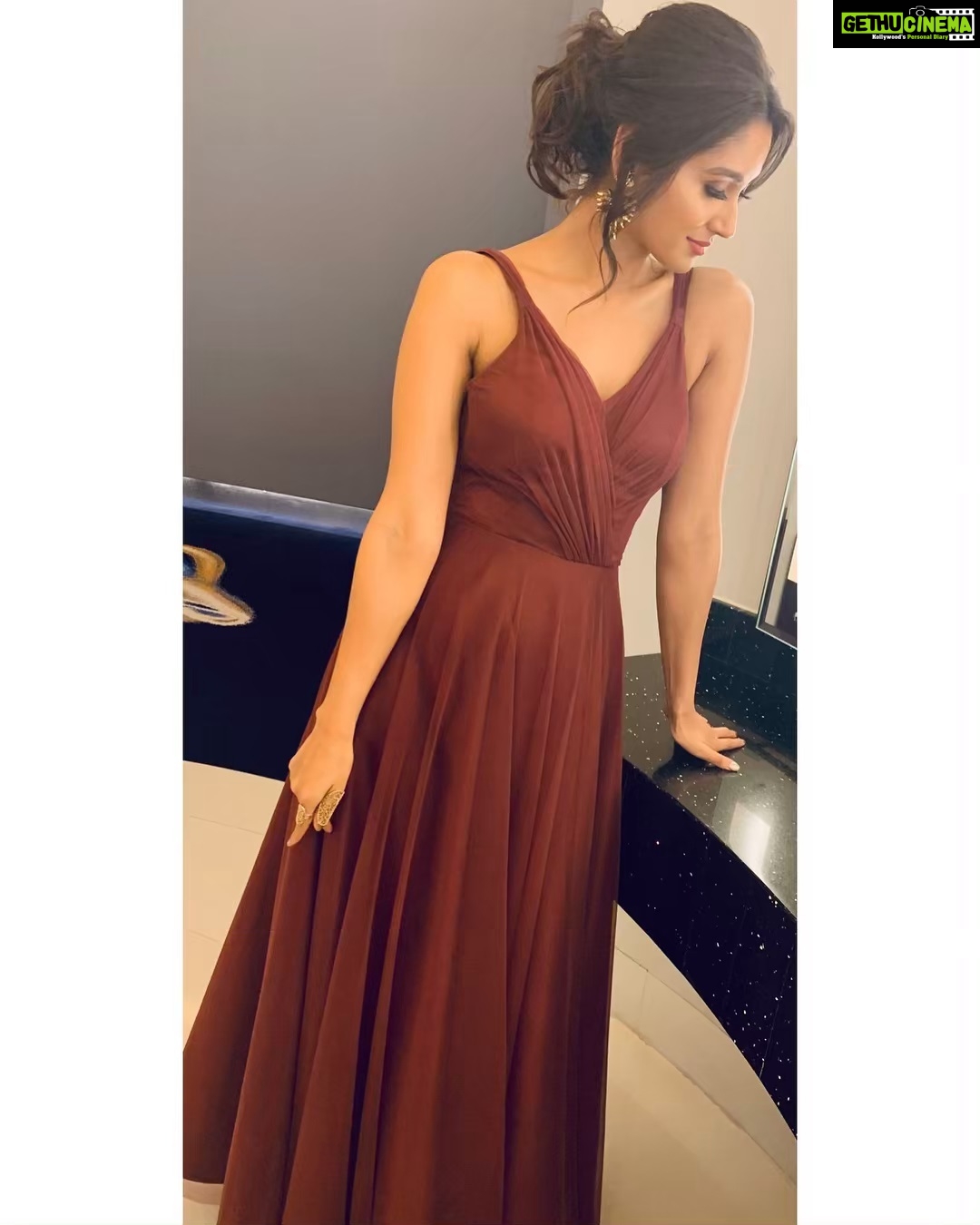 Nikita Dutta Instagram - About last night for the #VETAME2019. . Styled by @jaferalimunshi Outfit by @faiz___zariwala Designer managed by @triptigoy HMU @makeup_audreysangma Earings by @aptaccessory Hilton Dubai Al Habtoor City
