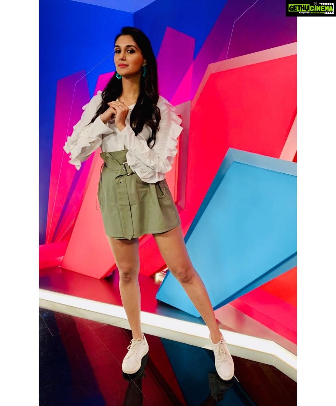 Nikita Dutta Instagram - Sharing the screen with this box of ideas. @rohit.varghese Today at the #VivoIPLUnplugged .. Top : @fadbulous_rd Skirt : @fadbulous_rd Jewellery : @bellofox Styled by @shayal Assisted by @anmolmittal07 n @scsatabdi #IPL2019 #VivoIPLUnplugged #StarSports Star TV, Urmi Estate
