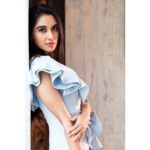 Nikita Dutta Instagram - Clutter free. 🦄✨💫 .. .. Shot by @karan_sarnaik Assisted by @shashwatshankar HMU by @shailishahmakeupandhair Styled by @himadangwal Styling assistant @shreya_pasad Outfit by @paparazzicloset Accessories by @epifany.in Location @comesayoi Oi - Kitchen & Bar