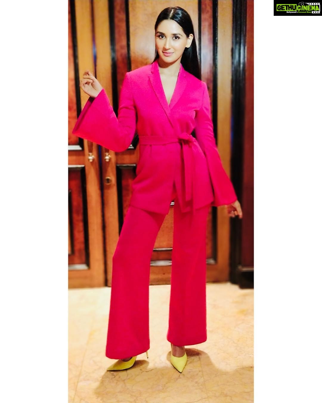 Nikita Dutta Instagram - Think pink 💕🦄 . . Styled by @jaferalimunshi Outfit by @savlamba HMU @shibu_shimmer . #Aafat #MainHoonAafat #Titli🦋 #MXPlayer #MXOriginals Taj Lands End, Mumbai