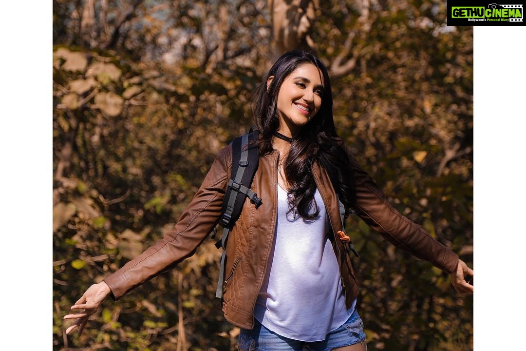 Nikita Dutta Instagram - Glee 😬💫✨🦄 ..... #gungunatirehtihoon #ZeeMusicOriginals #BTS #palakmuchhal #yasserdesai #jeetgannguli #adilsheikh Pic courtesy: @prathamesh_p_shinde