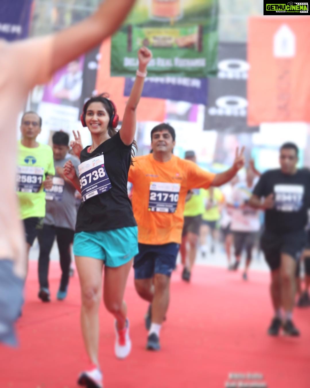 Nikita Dutta Instagram - The one lesson I had learned after my first marathon was however dead you maybe, make sure you smile at the finishing line. For the pictures of course ππ¦ #21km #TCSMumbaiMarathon2019 #RunsAndSmiles #DidItForTheGram Marine Drive Mumbai