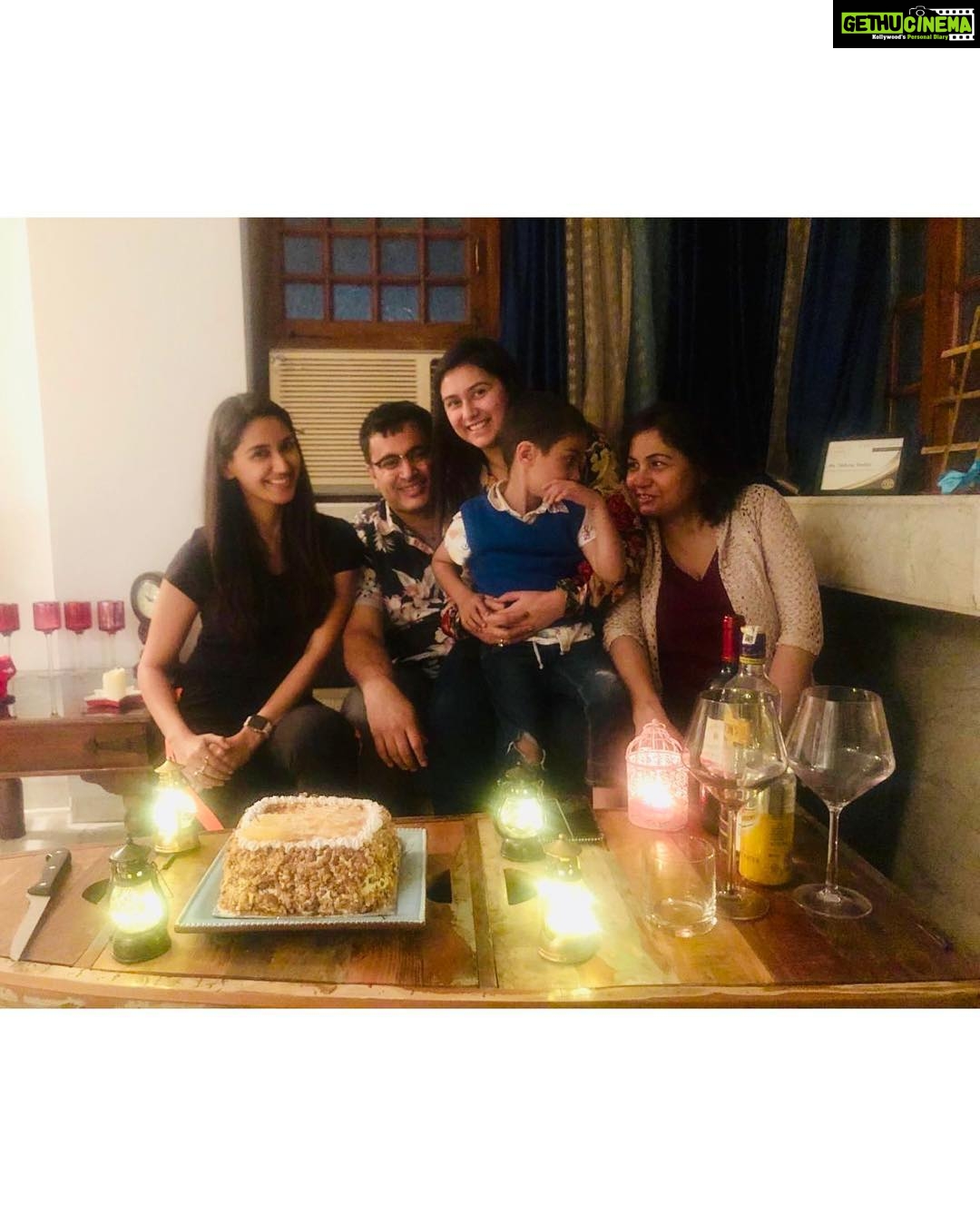 Nikita Dutta Instagram - The smiles are just for pictures. All we care about is cake. And the whole of it! 🤓😈 #Phamily🦄 Pali Hill