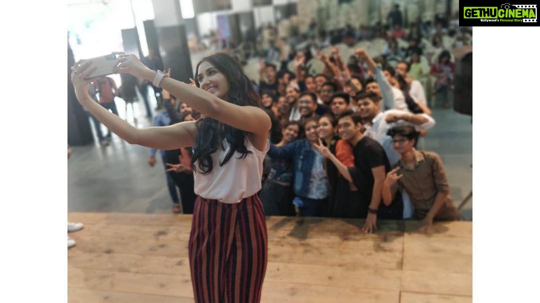 Nikita Dutta Instagram - Great fun judging the @timesfreshface auditions at Rizvi College The place was a talent mad house! #TimesFreshFace #BombayTimes Rizvi College of Engineering