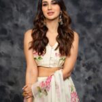 Nikita Dutta Instagram - Dreaming of all the mithai I shall be eating today. 🥰 . . Happy diwali! 🪔 ✨🙏 . . Styled by @kareenparwani Outfit: @picchika Jewellery: @rubans.in @oakpinionpr Make up: @mitavaswani Hair: @irshad__hair 📸: @saurabh_sonkar