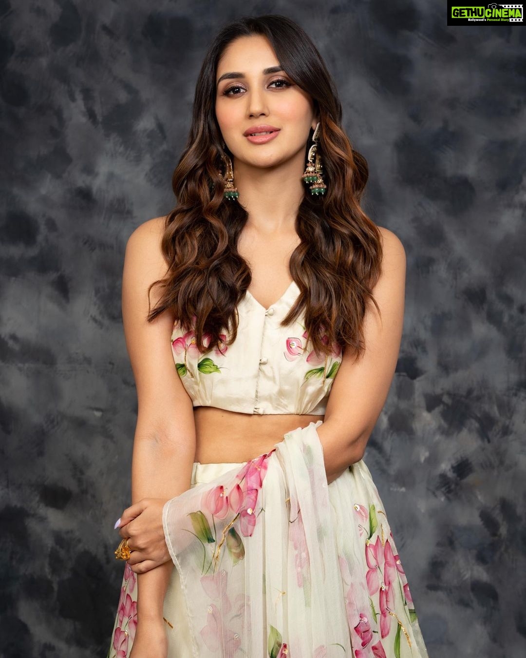 Nikita Dutta Instagram - Dreaming of all the mithai I shall be eating today. 🥰 . . Happy diwali! 🪔 ✨🙏 . . Styled by @kareenparwani Outfit: @picchika Jewellery: @rubans.in @oakpinionpr Make up: @mitavaswani Hair: @irshad__hair 📸: @saurabh_sonkar