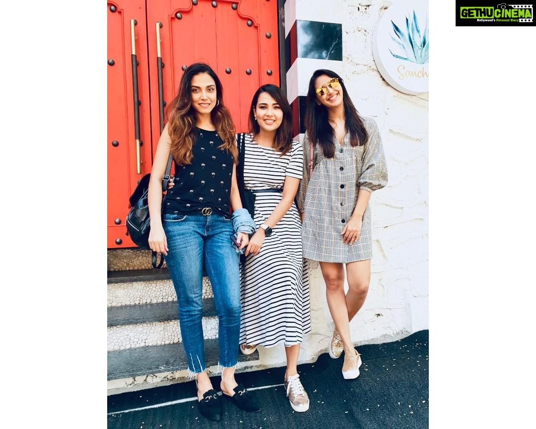 Nikita Dutta Instagram - “Being silly and overeating is healthy”, said no one ever. But you still must do it often 😬✌️🦄 @sagarikachhetrii @manasi_moghe