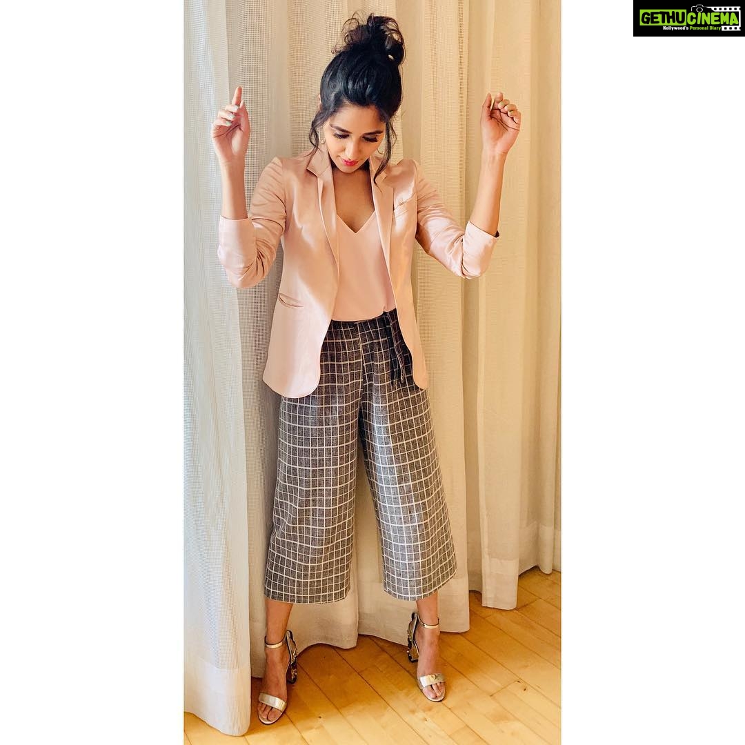 Nikita Dutta Instagram - Subtle spring 🌸 .. .. Styled by @jaferalimunshi Blazer Jacket by @savlamba Shoes by @stevemadden HMU BY @makeupbyrashid #MainHoonAafat #Titli🦋 #MXPlayer #MXOriginals Le Meridien New Delhi