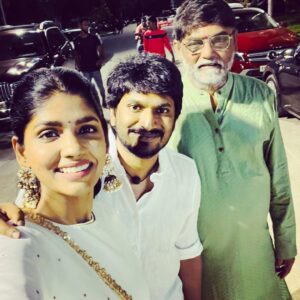 Niranjani Ahathian Instagram - Thanks V4 entertainments for the best actor award and best director award for @desinghperiyasamy best ever moment to get an award along with desi😘😘♥️♥️ thank you apppa for the lovely surprise ur presence made it more special n memorable 😘😘♥️♥️hugssss @ahathiansannasi