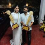 Niranjani Ahathian Instagram - Thanks V4 entertainments for the best actor award and best director award for @desinghperiyasamy best ever moment to get an award along with desi😘😘♥️♥️ thank you apppa for the lovely surprise ur presence made it more special n memorable 😘😘♥️♥️hugssss @ahathiansannasi