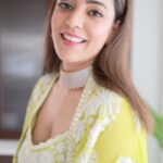 Nisha Agarwal Instagram - Wouldn’t want to wear my pearls any other way!! This green outfit from @mishruofficial and jewelry from @shoppaksha is giving all the Diwali feels, it’s clearly one to remember. Currently I’m running between Diwali parties and prep for hosting at my place.. what are your Diwali plans this year? #festiveindianwear #indiandesigners #weddingwear #indianwedding #indianweddingdress