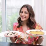 Nisha Agarwal Instagram - Here’s an easy snack for when the post Garba hunger pangs kick in. Khakhra pizza has always been my healthy go-to snack and it’s super easy to make. I added olives for toppings but you can add as many as you’d like. What are some of your go-to pizza toppings? #easysnack #khakhrapizza #navratri
