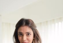 Nisha Agarwal Instagram - Navratri season is back and so are all my vibrant festive fits. What colour should I do next.. comment down below.. Wearing @asopalav #festivefit #vibrant #navratri #bandhani #explorepage #patola #indianfestivewear