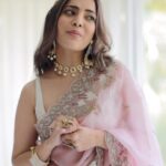 Nisha Agarwal Instagram - Mondays are for recreating Iconic @kajalaggarwalofficial songs. Which one should I do next? #Singham #BadmaashDil #IconicMondays Channeling my inner #BadmaashDil @kajalaggarwalofficial how did I do? Wearing @shantibanaras Jewels @uncut_byaditiamin