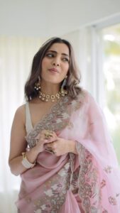 Nisha Agarwal Instagram - Mondays are for recreating Iconic @kajalaggarwalofficial songs. Which one should I do next? 

#Singham #BadmaashDil #IconicMondays

Channeling my inner #BadmaashDil 

@kajalaggarwalofficial how did I do?

Wearing @shantibanaras 
Jewels @uncut_byaditiamin
