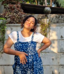 Nithya Menen Instagram - NORA 🤎 🌸 !  Pregnancy never looked cuter ... 🥹 
📷 @grgcsabu  @wonderwomenfilm
I absolutely LOVED and had sooo much fun playing Nora ... will be sharing lots of adorable pictures from behind the scenes . 
Note : I am not REALLY pregnant.