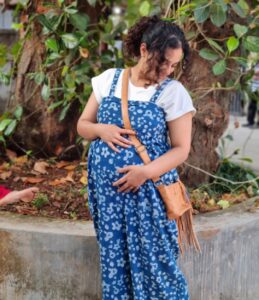 Nithya Menen Instagram - NORA 🤎 🌸 !  Pregnancy never looked cuter ... 🥹 
📷 @grgcsabu  @wonderwomenfilm
I absolutely LOVED and had sooo much fun playing Nora ... will be sharing lots of adorable pictures from behind the scenes . 
Note : I am not REALLY pregnant.