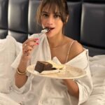 Nusrat Jahan Instagram - Weekend calls for Dessert. Kuch meetha hojaye?!!! #saturday #weekendvibes #sweet #sweettooth #dessert #love #life