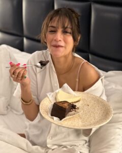 Nusrat Jahan Instagram - Weekend calls for Dessert.
Kuch meetha hojaye?!!! 

#saturday #weekendvibes #sweet #sweettooth #dessert #love #life