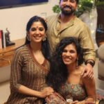Nyla Usha Instagram – Diwali with favourites 🧨🪔🍯
An evening of good food and good people and dress ups and photos and playing games and fighting for prizes and singing 80s Bollywood songs and Chachas heartwarming laughter ♥️… cute🤌🏻

@rjnimmy @arfaz_iqbal @adhipa @aneeseats …. Rohit Rahul and Sid(missing in the pics) Chaacha and Chachi(missing on insta)